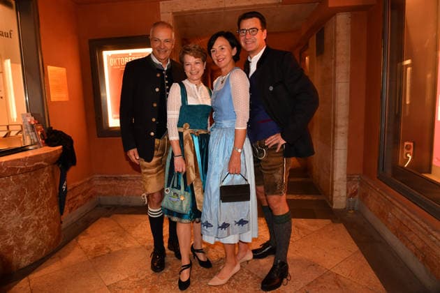 Michael Möller mit Ehefrau Irmgard und Dr. Jörg Lehmann mit Ehefrau Premiere Oktoberfest - A Musical Beinah wahr¦. (An almost true story) Komödie im Bayerischen Hof München 16. Sept. 2026