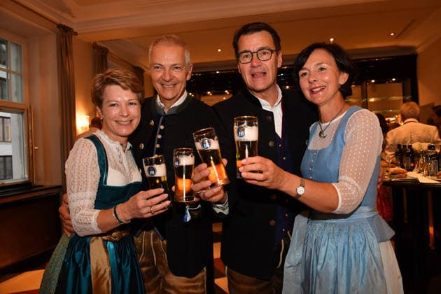 Michael Möller mit Ehefrau Irmgard und Dr. Jörg Lehmann mit Ehefrau Premiere Oktoberfest - A Musical Beinah wahr¦. (An almost true story) Komödie im Bayerischen Hof München 16. Sept. 2026