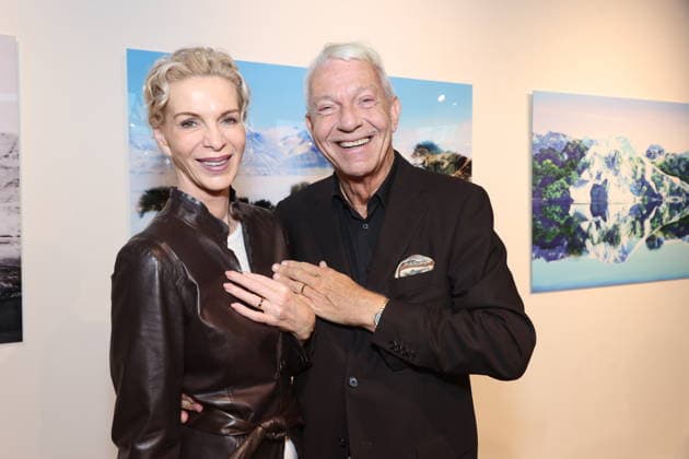 Grit Weiss und Jo Groebel haben kürzlich geheiratet, stolz zeigen sie ihre Eheringe, Galeristin Livia Lisboa eröffnet ihre Fotokunst-Galerie in der Hamburger Hafencity, Hamburg 16.9.2026
