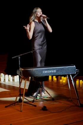 ABB LEONY- Leony die deutsche Popsaengerin bei ihrem Auftritt singen Konzert im grossen Saal der Elbphilharmonie beim E.On New Energy Experience am 16.09.2026 in Hamburg