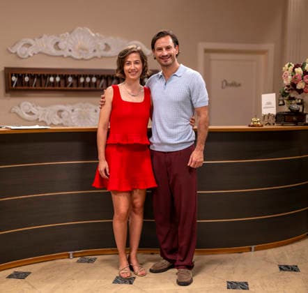 16.09.2026, ARD-Telenovela STURM DER LIEBE, Fototermin zur 23.Staffel am Film-Set in München, bei Bavaria-Film in Geiselgasteig, in der Studio-Kulisse des fiktiven Hotels Fürstenhof. Die neue Staffel startet am 4.11.2026. v.li: Schauspielerin Pippa Fee Rupperti (Rolle Emilia Jakobi) und Schauspieler Jaime Ferkic (Rolle Massimo Foghetti) an der Rezeption in den Kulissen der Serie. 16.09.2026, ARD-Serie Sturm der Liebe 16.09.2026, ARD-Serie Sturm der Liebe