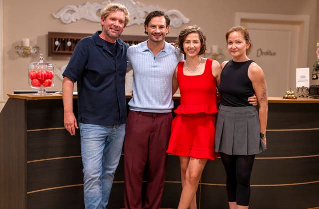 16.09.2026, ARD-Telenovela STURM DER LIEBE, Fototermin zur 23.Staffel am Film-Set in München, bei Bavaria-Film in Geiselgasteig, in der Studio-Kulisse des fiktiven Hotels Fürstenhof. v.li: Produzent Peter Proske-Clayton, Schauspieler Jaime Ferkic (Rolle Massimo Foghetti) und Schauspielerin Pippa Fee Rupperti (Rolle Emilia Jakobi), Redakteurin Lara Okamoto. Die neue Staffel startet am 4.11.2026. 16.09.2026, ARD-Serie Sturm der Liebe 16.09.2026, ARD-Serie Sturm der Liebe