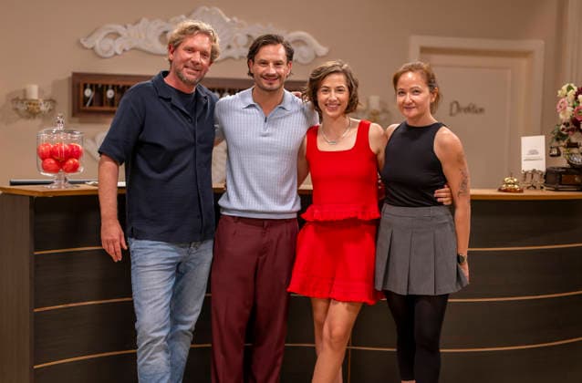 16.09.2026, ARD-Telenovela STURM DER LIEBE, Fototermin zur 23.Staffel am Film-Set in München, bei Bavaria-Film in Geiselgasteig, in der Studio-Kulisse des fiktiven Hotels Fürstenhof. v.li: Produzent Peter Proske-Clayton, Schauspieler Jaime Ferkic (Rolle Massimo Foghetti) und Schauspielerin Pippa Fee Rupperti (Rolle Emilia Jakobi), Redakteurin Lara Okamoto. Die neue Staffel startet am 4.11.2026. 16.09.2026, ARD-Serie Sturm der Liebe 16.09.2026, ARD-Serie Sturm der Liebe