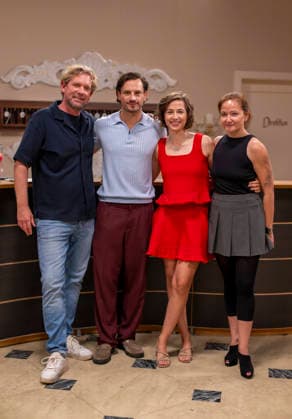 16.09.2026, ARD-Telenovela STURM DER LIEBE, Fototermin zur 23.Staffel am Film-Set in München, bei Bavaria-Film in Geiselgasteig, in der Studio-Kulisse des fiktiven Hotels Fürstenhof. v.li: Produzent Peter Proske-Clayton, Schauspieler Jaime Ferkic (Rolle Massimo Foghetti) und Schauspielerin Pippa Fee Rupperti (Rolle Emilia Jakobi), Redakteurin Lara Okamoto. Die neue Staffel startet am 4.11.2026. 16.09.2026, ARD-Serie Sturm der Liebe 16.09.2026, ARD-Serie Sturm der Liebe