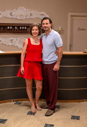 16.09.2026, ARD-Telenovela STURM DER LIEBE, Fototermin zur 23.Staffel am Film-Set in München, bei Bavaria-Film in Geiselgasteig, in der Studio-Kulisse des fiktiven Hotels Fürstenhof. Die neue Staffel startet am 4.11.2026. v.li: Schauspielerin Pippa Fee Rupperti (Rolle Emilia Jakobi) und Schauspieler Jaime Ferkic (Rolle Massimo Foghetti) an der Rezeption in den Kulissen der Serie. 16.09.2026, ARD-Serie Sturm der Liebe 16.09.2026, ARD-Serie Sturm der Liebe