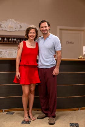 16.09.2026, ARD-Telenovela STURM DER LIEBE, Fototermin zur 23.Staffel am Film-Set in München, bei Bavaria-Film in Geiselgasteig, in der Studio-Kulisse des fiktiven Hotels Fürstenhof. Die neue Staffel startet am 4.11.2026. v.li: Schauspielerin Pippa Fee Rupperti (Rolle Emilia Jakobi) und Schauspieler Jaime Ferkic (Rolle Massimo Foghetti) an der Rezeption in den Kulissen der Serie. 16.09.2026, ARD-Serie Sturm der Liebe 16.09.2026, ARD-Serie Sturm der Liebe