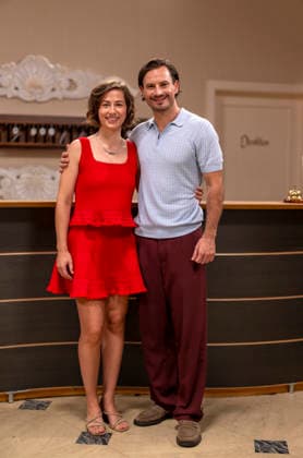 16.09.2026, ARD-Telenovela STURM DER LIEBE, Fototermin zur 23.Staffel am Film-Set in München, bei Bavaria-Film in Geiselgasteig, in der Studio-Kulisse des fiktiven Hotels Fürstenhof. Die neue Staffel startet am 4.11.2026. v.li: Schauspielerin Pippa Fee Rupperti (Rolle Emilia Jakobi) und Schauspieler Jaime Ferkic (Rolle Massimo Foghetti) an der Rezeption in den Kulissen der Serie. 16.09.2026, ARD-Serie Sturm der Liebe 16.09.2026, ARD-Serie Sturm der Liebe