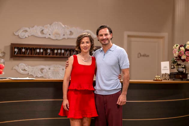 16.09.2026, ARD-Telenovela STURM DER LIEBE, Fototermin zur 23.Staffel am Film-Set in München, bei Bavaria-Film in Geiselgasteig, in der Studio-Kulisse des fiktiven Hotels Fürstenhof. Die neue Staffel startet am 4.11.2026. v.li: Schauspielerin Pippa Fee Rupperti (Rolle Emilia Jakobi) und Schauspieler Jaime Ferkic (Rolle Massimo Foghetti) an der Rezeption in den Kulissen der Serie. 16.09.2026, ARD-Serie Sturm der Liebe 16.09.2026, ARD-Serie Sturm der Liebe