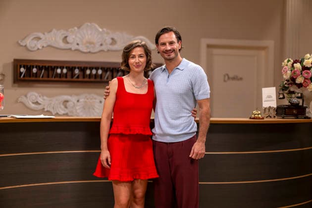 16.09.2026, ARD-Telenovela STURM DER LIEBE, Fototermin zur 23.Staffel am Film-Set in München, bei Bavaria-Film in Geiselgasteig, in der Studio-Kulisse des fiktiven Hotels Fürstenhof. Die neue Staffel startet am 4.11.2026. v.li: Schauspielerin Pippa Fee Rupperti (Rolle Emilia Jakobi) und Schauspieler Jaime Ferkic (Rolle Massimo Foghetti) an der Rezeption in den Kulissen der Serie. 16.09.2026, ARD-Serie Sturm der Liebe 16.09.2026, ARD-Serie Sturm der Liebe