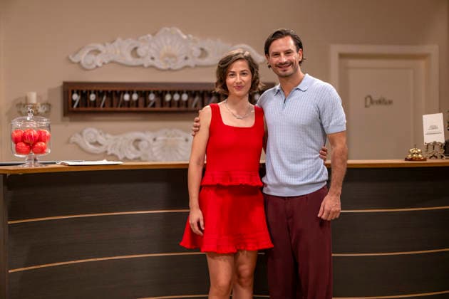 16.09.2026, ARD-Telenovela STURM DER LIEBE, Fototermin zur 23.Staffel am Film-Set in München, bei Bavaria-Film in Geiselgasteig, in der Studio-Kulisse des fiktiven Hotels Fürstenhof. Die neue Staffel startet am 4.11.2026. v.li: Schauspielerin Pippa Fee Rupperti (Rolle Emilia Jakobi) und Schauspieler Jaime Ferkic (Rolle Massimo Foghetti) an der Rezeption in den Kulissen der Serie. 16.09.2026, ARD-Serie Sturm der Liebe 16.09.2026, ARD-Serie Sturm der Liebe