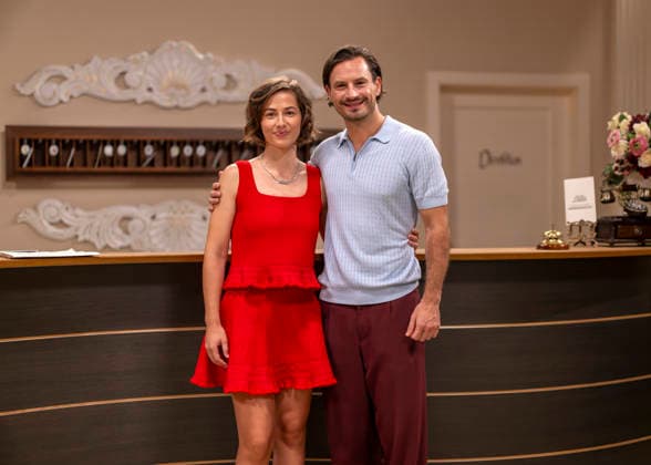 16.09.2026, ARD-Telenovela STURM DER LIEBE, Fototermin zur 23.Staffel am Film-Set in München, bei Bavaria-Film in Geiselgasteig, in der Studio-Kulisse des fiktiven Hotels Fürstenhof. Die neue Staffel startet am 4.11.2026. v.li: Schauspielerin Pippa Fee Rupperti (Rolle Emilia Jakobi) und Schauspieler Jaime Ferkic (Rolle Massimo Foghetti) an der Rezeption in den Kulissen der Serie. 16.09.2026, ARD-Serie Sturm der Liebe 16.09.2026, ARD-Serie Sturm der Liebe