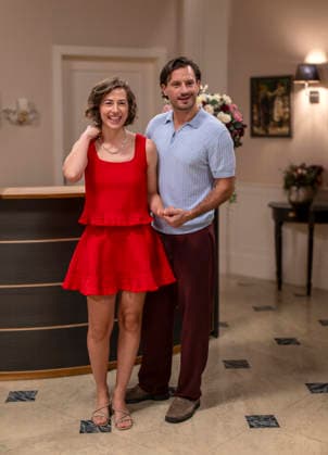 16.09.2026, ARD-Telenovela STURM DER LIEBE, Fototermin zur 23.Staffel am Film-Set in München, bei Bavaria-Film in Geiselgasteig, in der Studio-Kulisse des fiktiven Hotels Fürstenhof. Die neue Staffel startet am 4.11.2026. v.li: Schauspielerin Pippa Fee Rupperti (Rolle Emilia Jakobi) und Schauspieler Jaime Ferkic (Rolle Massimo Foghetti) an der Rezeption in den Kulissen der Serie. 16.09.2026, ARD-Serie Sturm der Liebe 16.09.2026, ARD-Serie Sturm der Liebe