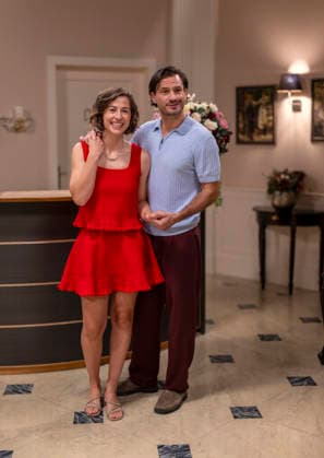 16.09.2026, ARD-Telenovela STURM DER LIEBE, Fototermin zur 23.Staffel am Film-Set in München, bei Bavaria-Film in Geiselgasteig, in der Studio-Kulisse des fiktiven Hotels Fürstenhof. Die neue Staffel startet am 4.11.2026. v.li: Schauspielerin Pippa Fee Rupperti (Rolle Emilia Jakobi) und Schauspieler Jaime Ferkic (Rolle Massimo Foghetti) an der Rezeption in den Kulissen der Serie. 16.09.2026, ARD-Serie Sturm der Liebe 16.09.2026, ARD-Serie Sturm der Liebe