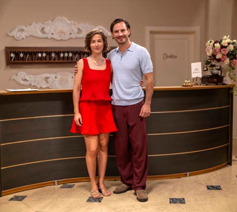 16.09.2026, ARD-Telenovela STURM DER LIEBE, Fototermin zur 23.Staffel am Film-Set in München, bei Bavaria-Film in Geiselgasteig, in der Studio-Kulisse des fiktiven Hotels Fürstenhof. Die neue Staffel startet am 4.11.2026. v.li: Schauspielerin Pippa Fee Rupperti (Rolle Emilia Jakobi) und Schauspieler Jaime Ferkic (Rolle Massimo Foghetti) an der Rezeption in den Kulissen der Serie. 16.09.2026, ARD-Serie Sturm der Liebe 16.09.2026, ARD-Serie Sturm der Liebe