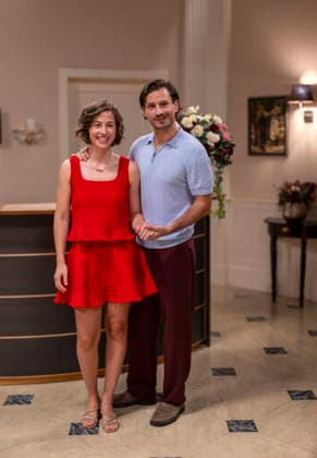 16.09.2026, ARD-Telenovela STURM DER LIEBE, Fototermin zur 23.Staffel am Film-Set in München, bei Bavaria-Film in Geiselgasteig, in der Studio-Kulisse des fiktiven Hotels Fürstenhof. Die neue Staffel startet am 4.11.2026. v.li: Schauspielerin Pippa Fee Rupperti (Rolle Emilia Jakobi) und Schauspieler Jaime Ferkic (Rolle Massimo Foghetti) an der Rezeption in den Kulissen der Serie. 16.09.2026, ARD-Serie Sturm der Liebe 16.09.2026, ARD-Serie Sturm der Liebe