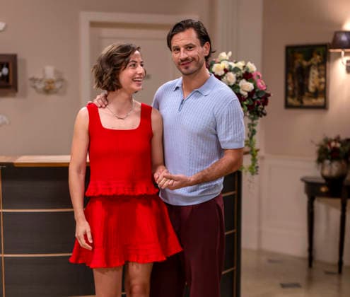 16.09.2026, ARD-Telenovela STURM DER LIEBE, Fototermin zur 23.Staffel am Film-Set in München, bei Bavaria-Film in Geiselgasteig, in der Studio-Kulisse des fiktiven Hotels Fürstenhof. Die neue Staffel startet am 4.11.2026. v.li: Schauspielerin Pippa Fee Rupperti (Rolle Emilia Jakobi) und Schauspieler Jaime Ferkic (Rolle Massimo Foghetti) an der Rezeption in den Kulissen der Serie. 16.09.2026, ARD-Serie Sturm der Liebe 16.09.2026, ARD-Serie Sturm der Liebe