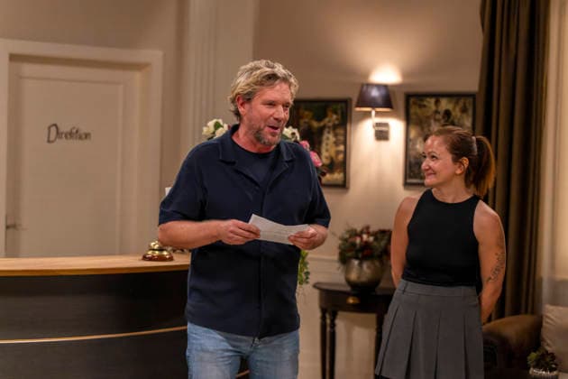 16.09.2026, ARD-Telenovela STURM DER LIEBE, Fototermin zur 23.Staffel am Film-Set in München, bei Bavaria-Film in Geiselgasteig, in der Studio-Kulisse des fiktiven Hotels Fürstenhof. Die neue Staffel startet am 4.11.2026. v.li: Produzent Peter Proske-Clayton mit der Redakteurin Lara Okamoto an der Rezeption in den Kulissen der Serie. 16.09.2026, ARD-Serie Sturm der Liebe 16.09.2026, ARD-Serie Sturm der Liebe