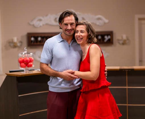 16.09.2026, ARD-Telenovela STURM DER LIEBE, Fototermin zur 23.Staffel am Film-Set in München, bei Bavaria-Film in Geiselgasteig, in der Studio-Kulisse des fiktiven Hotels Fürstenhof. Die neue Staffel startet am 4.11.2026. v.re. Schauspielerin Pippa Fee Rupperti (Rolle Emilia Jakobi) und Schauspieler Jaime Ferkic (Rolle Massimo Foghetti) an der Rezeption in den Kulissen der Serie. 16.09.2026, ARD-Serie Sturm der Liebe 16.09.2026, ARD-Serie Sturm der Liebe