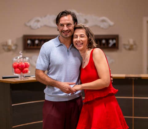 16.09.2026, ARD-Telenovela STURM DER LIEBE, Fototermin zur 23.Staffel am Film-Set in München, bei Bavaria-Film in Geiselgasteig, in der Studio-Kulisse des fiktiven Hotels Fürstenhof. Die neue Staffel startet am 4.11.2026. v.re. Schauspielerin Pippa Fee Rupperti (Rolle Emilia Jakobi) und Schauspieler Jaime Ferkic (Rolle Massimo Foghetti) an der Rezeption in den Kulissen der Serie. 16.09.2026, ARD-Serie Sturm der Liebe 16.09.2026, ARD-Serie Sturm der Liebe