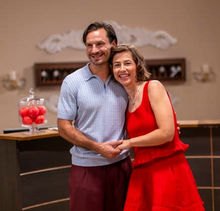 16.09.2026, ARD-Telenovela STURM DER LIEBE, Fototermin zur 23.Staffel am Film-Set in München, bei Bavaria-Film in Geiselgasteig, in der Studio-Kulisse des fiktiven Hotels Fürstenhof. Die neue Staffel startet am 4.11.2026. v.re. Schauspielerin Pippa Fee Rupperti (Rolle Emilia Jakobi) und Schauspieler Jaime Ferkic (Rolle Massimo Foghetti) an der Rezeption in den Kulissen der Serie. 16.09.2026, ARD-Serie Sturm der Liebe 16.09.2026, ARD-Serie Sturm der Liebe