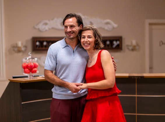 16.09.2026, ARD-Telenovela STURM DER LIEBE, Fototermin zur 23.Staffel am Film-Set in München, bei Bavaria-Film in Geiselgasteig, in der Studio-Kulisse des fiktiven Hotels Fürstenhof. Die neue Staffel startet am 4.11.2026. v.re. Schauspielerin Pippa Fee Rupperti (Rolle Emilia Jakobi) und Schauspieler Jaime Ferkic (Rolle Massimo Foghetti) an der Rezeption in den Kulissen der Serie. 16.09.2026, ARD-Serie Sturm der Liebe 16.09.2026, ARD-Serie Sturm der Liebe