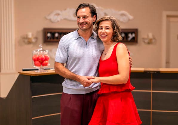 16.09.2026, ARD-Telenovela STURM DER LIEBE, Fototermin zur 23.Staffel am Film-Set in München, bei Bavaria-Film in Geiselgasteig, in der Studio-Kulisse des fiktiven Hotels Fürstenhof. Die neue Staffel startet am 4.11.2026. v.re. Schauspielerin Pippa Fee Rupperti (Rolle Emilia Jakobi) und Schauspieler Jaime Ferkic (Rolle Massimo Foghetti) an der Rezeption in den Kulissen der Serie. 16.09.2026, ARD-Serie Sturm der Liebe 16.09.2026, ARD-Serie Sturm der Liebe