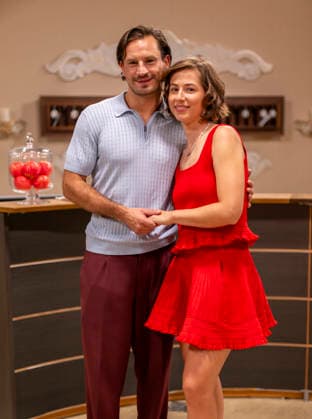 16.09.2026, ARD-Telenovela STURM DER LIEBE, Fototermin zur 23.Staffel am Film-Set in München, bei Bavaria-Film in Geiselgasteig, in der Studio-Kulisse des fiktiven Hotels Fürstenhof. Die neue Staffel startet am 4.11.2026. v.re. Schauspielerin Pippa Fee Rupperti (Rolle Emilia Jakobi) und Schauspieler Jaime Ferkic (Rolle Massimo Foghetti) an der Rezeption in den Kulissen der Serie. 16.09.2026, ARD-Serie Sturm der Liebe 16.09.2026, ARD-Serie Sturm der Liebe