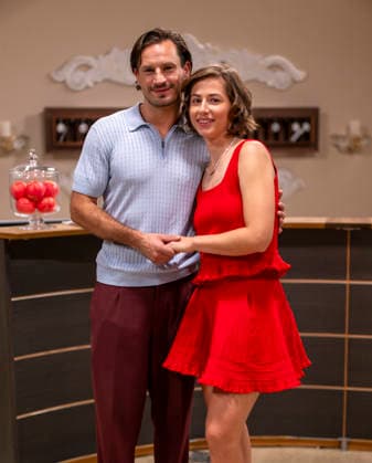 16.09.2026, ARD-Telenovela STURM DER LIEBE, Fototermin zur 23.Staffel am Film-Set in München, bei Bavaria-Film in Geiselgasteig, in der Studio-Kulisse des fiktiven Hotels Fürstenhof. Die neue Staffel startet am 4.11.2026. v.re. Schauspielerin Pippa Fee Rupperti (Rolle Emilia Jakobi) und Schauspieler Jaime Ferkic (Rolle Massimo Foghetti) an der Rezeption in den Kulissen der Serie. 16.09.2026, ARD-Serie Sturm der Liebe 16.09.2026, ARD-Serie Sturm der Liebe