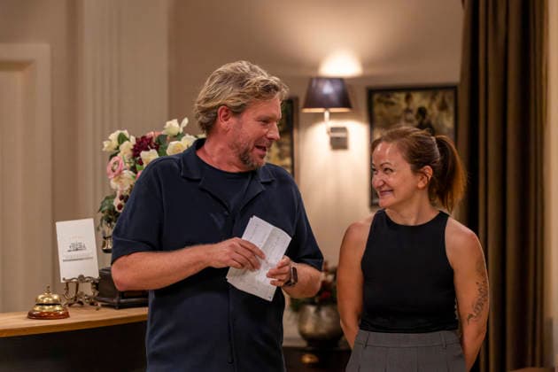 16.09.2026, ARD-Telenovela STURM DER LIEBE, Fototermin zur 23.Staffel am Film-Set in München, bei Bavaria-Film in Geiselgasteig, in der Studio-Kulisse des fiktiven Hotels Fürstenhof. Die neue Staffel startet am 4.11.2026. v.li: Produzent Peter Proske-Clayton mit der Redakteurin Lara Okamoto an der Rezeption in den Kulissen der Serie. 16.09.2026, ARD-Serie Sturm der Liebe 16.09.2026, ARD-Serie Sturm der Liebe