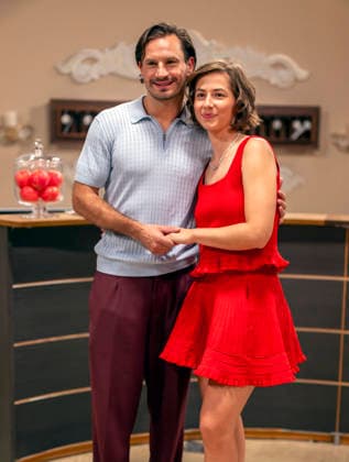 16.09.2026, ARD-Telenovela STURM DER LIEBE, Fototermin zur 23.Staffel am Film-Set in München, bei Bavaria-Film in Geiselgasteig, in der Studio-Kulisse des fiktiven Hotels Fürstenhof. Die neue Staffel startet am 4.11.2026. v.re. Schauspielerin Pippa Fee Rupperti (Rolle Emilia Jakobi) und Schauspieler Jaime Ferkic (Rolle Massimo Foghetti) an der Rezeption in den Kulissen der Serie. 16.09.2026, ARD-Serie Sturm der Liebe 16.09.2026, ARD-Serie Sturm der Liebe