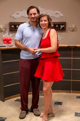 16.09.2026, ARD-Telenovela STURM DER LIEBE, Fototermin zur 23.Staffel am Film-Set in München, bei Bavaria-Film in Geiselgasteig, in der Studio-Kulisse des fiktiven Hotels Fürstenhof. Die neue Staffel startet am 4.11.2026. v.re. Schauspielerin Pippa Fee Rupperti (Rolle Emilia Jakobi) und Schauspieler Jaime Ferkic (Rolle Massimo Foghetti) an der Rezeption in den Kulissen der Serie. 16.09.2026, ARD-Serie Sturm der Liebe 16.09.2026, ARD-Serie Sturm der Liebe