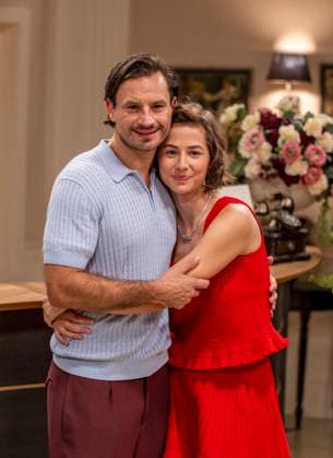 16.09.2026, ARD-Telenovela STURM DER LIEBE, Fototermin zur 23.Staffel am Film-Set in München, bei Bavaria-Film in Geiselgasteig, in der Studio-Kulisse des fiktiven Hotels Fürstenhof. Die neue Staffel startet am 4.11.2026. v.re. Schauspielerin Pippa Fee Rupperti (Rolle Emilia Jakobi) und Schauspieler Jaime Ferkic (Rolle Massimo Foghetti) an der Rezeption in den Kulissen der Serie. 16.09.2026, ARD-Serie Sturm der Liebe 16.09.2026, ARD-Serie Sturm der Liebe