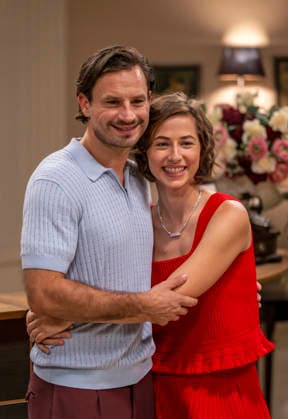 16.09.2026, ARD-Telenovela STURM DER LIEBE, Fototermin zur 23.Staffel am Film-Set in München, bei Bavaria-Film in Geiselgasteig, in der Studio-Kulisse des fiktiven Hotels Fürstenhof. Die neue Staffel startet am 4.11.2026. v.re. Schauspielerin Pippa Fee Rupperti (Rolle Emilia Jakobi) und Schauspieler Jaime Ferkic (Rolle Massimo Foghetti) an der Rezeption in den Kulissen der Serie. 16.09.2026, ARD-Serie Sturm der Liebe 16.09.2026, ARD-Serie Sturm der Liebe