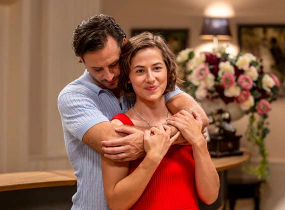 16.09.2026, ARD-Telenovela STURM DER LIEBE, Fototermin zur 23.Staffel am Film-Set in München, bei Bavaria-Film in Geiselgasteig, in der Studio-Kulisse des fiktiven Hotels Fürstenhof. Die neue Staffel startet am 4.11.2026. v.re. Schauspielerin Pippa Fee Rupperti (Rolle Emilia Jakobi) und Schauspieler Jaime Ferkic (Rolle Massimo Foghetti) an der Rezeption in den Kulissen der Serie. 16.09.2026, ARD-Serie Sturm der Liebe 16.09.2026, ARD-Serie Sturm der Liebe