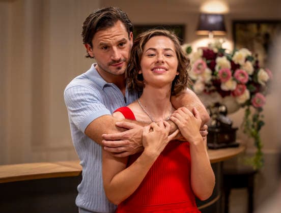 16.09.2026, ARD-Telenovela STURM DER LIEBE, Fototermin zur 23.Staffel am Film-Set in München, bei Bavaria-Film in Geiselgasteig, in der Studio-Kulisse des fiktiven Hotels Fürstenhof. Die neue Staffel startet am 4.11.2026. v.re. Schauspielerin Pippa Fee Rupperti (Rolle Emilia Jakobi) und Schauspieler Jaime Ferkic (Rolle Massimo Foghetti) an der Rezeption in den Kulissen der Serie. 16.09.2026, ARD-Serie Sturm der Liebe 16.09.2026, ARD-Serie Sturm der Liebe