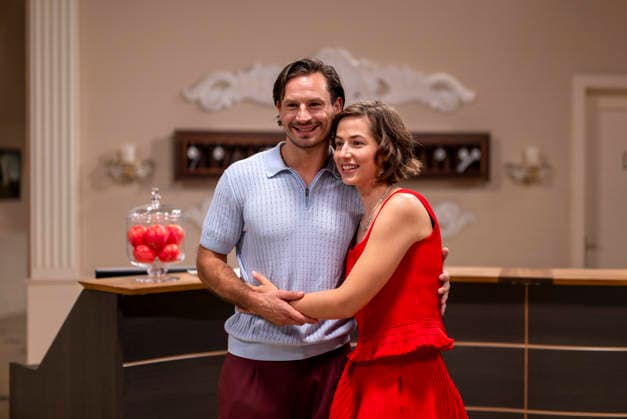 16.09.2026, ARD-Telenovela STURM DER LIEBE, Fototermin zur 23.Staffel am Film-Set in München, bei Bavaria-Film in Geiselgasteig, in der Studio-Kulisse des fiktiven Hotels Fürstenhof. Die neue Staffel startet am 4.11.2026. v.re. Schauspielerin Pippa Fee Rupperti (Rolle Emilia Jakobi) und Schauspieler Jaime Ferkic (Rolle Massimo Foghetti) an der Rezeption in den Kulissen der Serie. 16.09.2026, ARD-Serie Sturm der Liebe 16.09.2026, ARD-Serie Sturm der Liebe