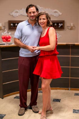 16.09.2026, ARD-Telenovela STURM DER LIEBE, Fototermin zur 23.Staffel am Film-Set in München, bei Bavaria-Film in Geiselgasteig, in der Studio-Kulisse des fiktiven Hotels Fürstenhof. Die neue Staffel startet am 4.11.2026. v.re. Schauspielerin Pippa Fee Rupperti (Rolle Emilia Jakobi) und Schauspieler Jaime Ferkic (Rolle Massimo Foghetti) an der Rezeption in den Kulissen der Serie. 16.09.2026, ARD-Serie Sturm der Liebe 16.09.2026, ARD-Serie Sturm der Liebe