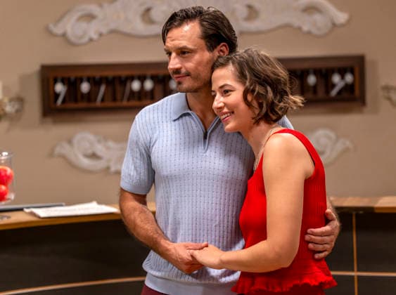 16.09.2026, ARD-Telenovela STURM DER LIEBE, Fototermin zur 23.Staffel am Film-Set in München, bei Bavaria-Film in Geiselgasteig, in der Studio-Kulisse des fiktiven Hotels Fürstenhof. Die neue Staffel startet am 4.11.2026. v.re. Schauspielerin Pippa Fee Rupperti (Rolle Emilia Jakobi) und Schauspieler Jaime Ferkic (Rolle Massimo Foghetti) an der Rezeption in den Kulissen der Serie. 16.09.2026, ARD-Serie Sturm der Liebe 16.09.2026, ARD-Serie Sturm der Liebe