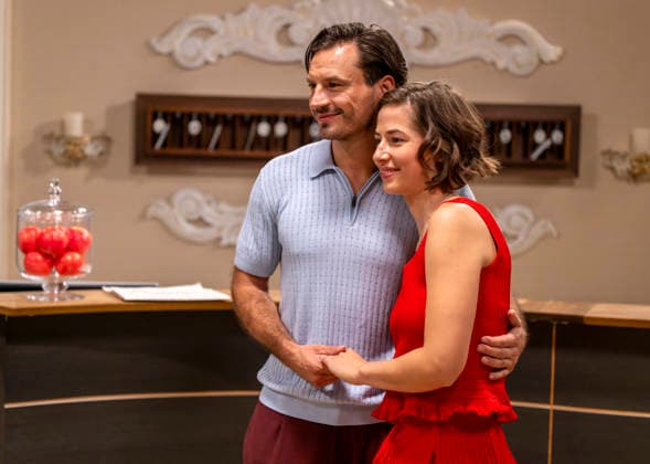 16.09.2026, ARD-Telenovela STURM DER LIEBE, Fototermin zur 23.Staffel am Film-Set in München, bei Bavaria-Film in Geiselgasteig, in der Studio-Kulisse des fiktiven Hotels Fürstenhof. Die neue Staffel startet am 4.11.2026. v.re. Schauspielerin Pippa Fee Rupperti (Rolle Emilia Jakobi) und Schauspieler Jaime Ferkic (Rolle Massimo Foghetti) an der Rezeption in den Kulissen der Serie. 16.09.2026, ARD-Serie Sturm der Liebe 16.09.2026, ARD-Serie Sturm der Liebe