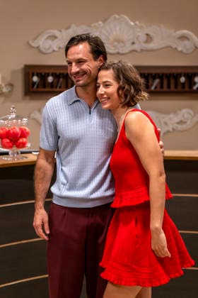 16.09.2026, ARD-Telenovela STURM DER LIEBE, Fototermin zur 23.Staffel am Film-Set in München, bei Bavaria-Film in Geiselgasteig, in der Studio-Kulisse des fiktiven Hotels Fürstenhof. Die neue Staffel startet am 4.11.2026. v.re. Schauspielerin Pippa Fee Rupperti (Rolle Emilia Jakobi) und Schauspieler Jaime Ferkic (Rolle Massimo Foghetti) an der Rezeption in den Kulissen der Serie. 16.09.2026, ARD-Serie Sturm der Liebe 16.09.2026, ARD-Serie Sturm der Liebe
