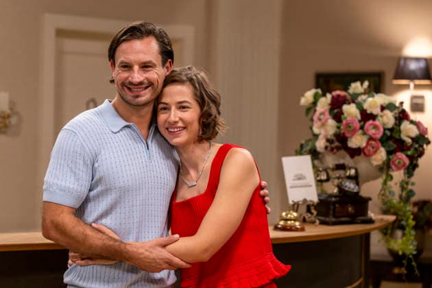 16.09.2026, ARD-Telenovela STURM DER LIEBE, Fototermin zur 23.Staffel am Film-Set in München, bei Bavaria-Film in Geiselgasteig, in der Studio-Kulisse des fiktiven Hotels Fürstenhof. Die neue Staffel startet am 4.11.2026. v.re. Schauspielerin Pippa Fee Rupperti (Rolle Emilia Jakobi) und Schauspieler Jaime Ferkic (Rolle Massimo Foghetti) an der Rezeption in den Kulissen der Serie. 16.09.2026, ARD-Serie Sturm der Liebe 16.09.2026, ARD-Serie Sturm der Liebe