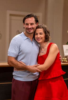 16.09.2026, ARD-Telenovela STURM DER LIEBE, Fototermin zur 23.Staffel am Film-Set in München, bei Bavaria-Film in Geiselgasteig, in der Studio-Kulisse des fiktiven Hotels Fürstenhof. Die neue Staffel startet am 4.11.2026. v.re. Schauspielerin Pippa Fee Rupperti (Rolle Emilia Jakobi) und Schauspieler Jaime Ferkic (Rolle Massimo Foghetti) an der Rezeption in den Kulissen der Serie. 16.09.2026, ARD-Serie Sturm der Liebe 16.09.2026, ARD-Serie Sturm der Liebe