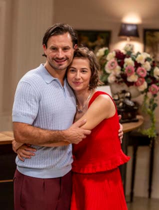16.09.2026, ARD-Telenovela STURM DER LIEBE, Fototermin zur 23.Staffel am Film-Set in München, bei Bavaria-Film in Geiselgasteig, in der Studio-Kulisse des fiktiven Hotels Fürstenhof. Die neue Staffel startet am 4.11.2026. v.re. Schauspielerin Pippa Fee Rupperti (Rolle Emilia Jakobi) und Schauspieler Jaime Ferkic (Rolle Massimo Foghetti) an der Rezeption in den Kulissen der Serie. 16.09.2026, ARD-Serie Sturm der Liebe 16.09.2026, ARD-Serie Sturm der Liebe