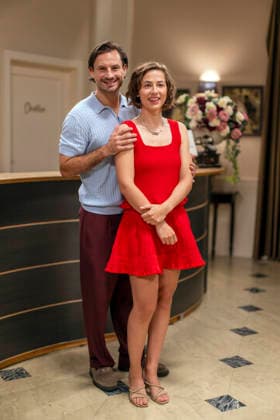 16.09.2026, ARD-Telenovela STURM DER LIEBE, Fototermin zur 23.Staffel am Film-Set in München, bei Bavaria-Film in Geiselgasteig, in der Studio-Kulisse des fiktiven Hotels Fürstenhof. Die neue Staffel startet am 4.11.2026. v.re. Schauspielerin Pippa Fee Rupperti (Rolle Emilia Jakobi) und Schauspieler Jaime Ferkic (Rolle Massimo Foghetti) an der Rezeption in den Kulissen der Serie. 16.09.2026, ARD-Serie Sturm der Liebe 16.09.2026, ARD-Serie Sturm der Liebe
