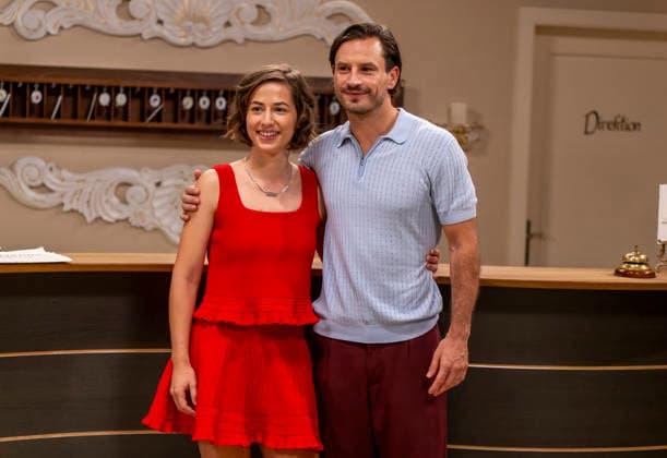 16.09.2026, ARD-Telenovela STURM DER LIEBE, Fototermin zur 23.Staffel am Film-Set in München, bei Bavaria-Film in Geiselgasteig, in der Studio-Kulisse des fiktiven Hotels Fürstenhof. Die neue Staffel startet am 4.11.2026. v.li. Schauspielerin Pippa Fee Rupperti (Rolle Emilia Jakobi) und Schauspieler Jaime Ferkic (Rolle Massimo Foghetti) an der Rezeption in den Kulissen der Serie. 16.09.2026, ARD-Serie Sturm der Liebe 16.09.2026, ARD-Serie Sturm der Liebe