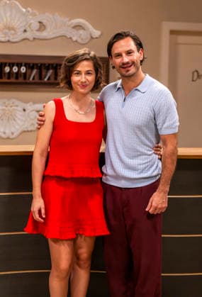 16.09.2026, ARD-Telenovela STURM DER LIEBE, Fototermin zur 23.Staffel am Film-Set in München, bei Bavaria-Film in Geiselgasteig, in der Studio-Kulisse des fiktiven Hotels Fürstenhof. Die neue Staffel startet am 4.11.2026. v.li. Schauspielerin Pippa Fee Rupperti (Rolle Emilia Jakobi) und Schauspieler Jaime Ferkic (Rolle Massimo Foghetti) an der Rezeption in den Kulissen der Serie. 16.09.2026, ARD-Serie Sturm der Liebe 16.09.2026, ARD-Serie Sturm der Liebe