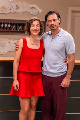 16.09.2026, ARD-Telenovela STURM DER LIEBE, Fototermin zur 23.Staffel am Film-Set in München, bei Bavaria-Film in Geiselgasteig, in der Studio-Kulisse des fiktiven Hotels Fürstenhof. Die neue Staffel startet am 4.11.2026. v.li. Schauspielerin Pippa Fee Rupperti (Rolle Emilia Jakobi) und Schauspieler Jaime Ferkic (Rolle Massimo Foghetti) an der Rezeption in den Kulissen der Serie. 16.09.2026, ARD-Serie Sturm der Liebe 16.09.2026, ARD-Serie Sturm der Liebe