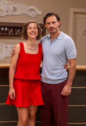 16.09.2026, ARD-Telenovela STURM DER LIEBE, Fototermin zur 23.Staffel am Film-Set in München, bei Bavaria-Film in Geiselgasteig, in der Studio-Kulisse des fiktiven Hotels Fürstenhof. Die neue Staffel startet am 4.11.2026. v.li. Schauspielerin Pippa Fee Rupperti (Rolle Emilia Jakobi) und Schauspieler Jaime Ferkic (Rolle Massimo Foghetti) an der Rezeption in den Kulissen der Serie. 16.09.2026, ARD-Serie Sturm der Liebe 16.09.2026, ARD-Serie Sturm der Liebe