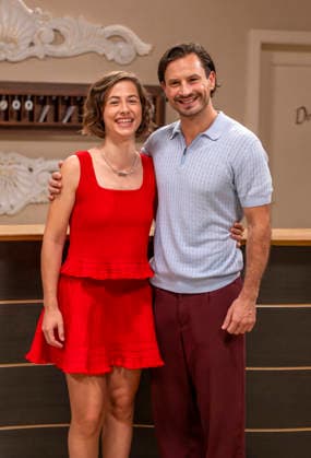 16.09.2026, ARD-Telenovela STURM DER LIEBE, Fototermin zur 23.Staffel am Film-Set in München, bei Bavaria-Film in Geiselgasteig, in der Studio-Kulisse des fiktiven Hotels Fürstenhof. Die neue Staffel startet am 4.11.2026. v.li. Schauspielerin Pippa Fee Rupperti (Rolle Emilia Jakobi) und Schauspieler Jaime Ferkic (Rolle Massimo Foghetti) an der Rezeption in den Kulissen der Serie. 16.09.2026, ARD-Serie Sturm der Liebe 16.09.2026, ARD-Serie Sturm der Liebe