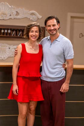 16.09.2026, ARD-Telenovela STURM DER LIEBE, Fototermin zur 23.Staffel am Film-Set in München, bei Bavaria-Film in Geiselgasteig, in der Studio-Kulisse des fiktiven Hotels Fürstenhof. Die neue Staffel startet am 4.11.2026. v.li. Schauspielerin Pippa Fee Rupperti (Rolle Emilia Jakobi) und Schauspieler Jaime Ferkic (Rolle Massimo Foghetti) an der Rezeption in den Kulissen der Serie. 16.09.2026, ARD-Serie Sturm der Liebe 16.09.2026, ARD-Serie Sturm der Liebe